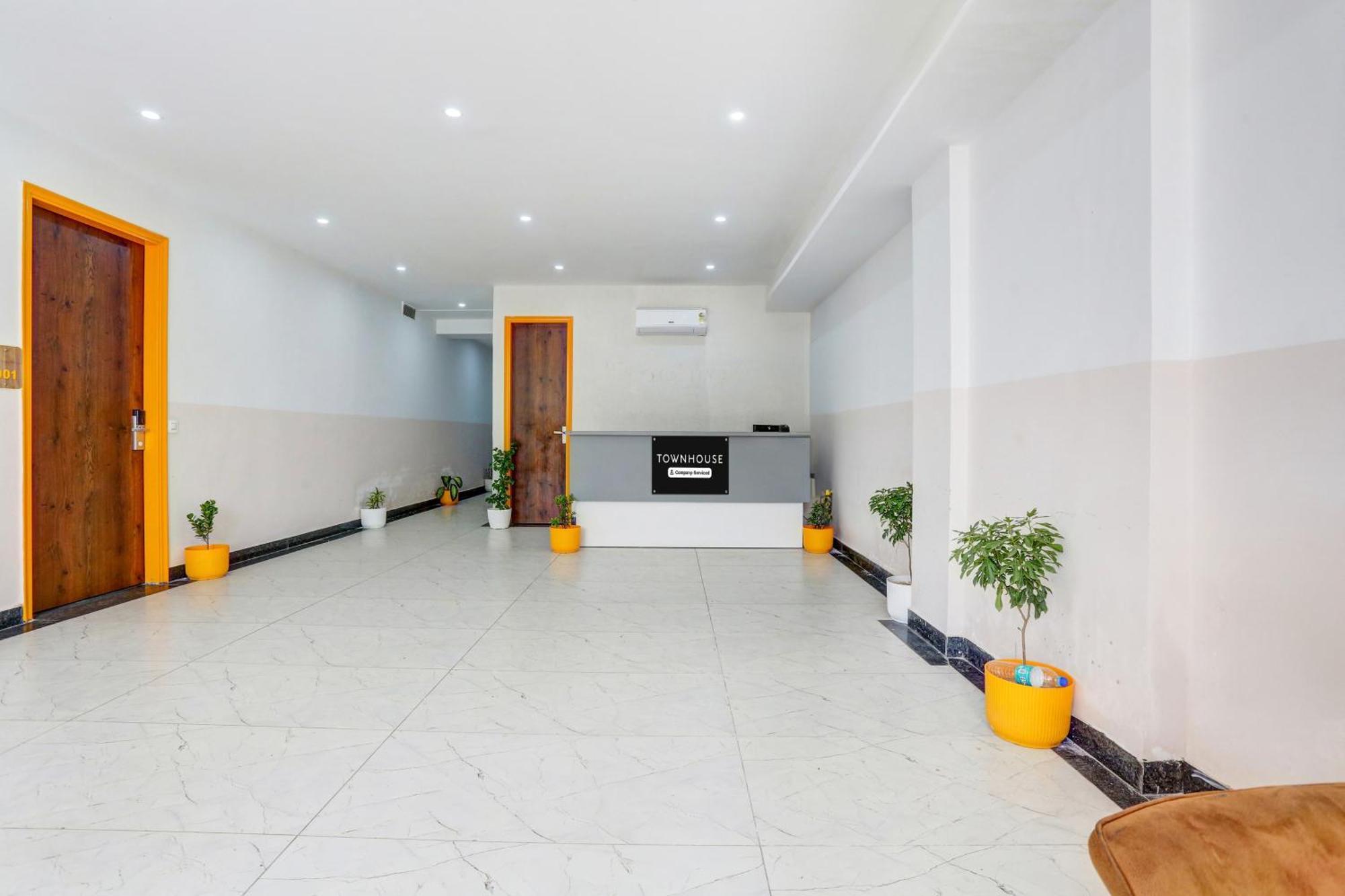 Super Townhouse Sector 69 Gurgaon Hotel Exterior foto