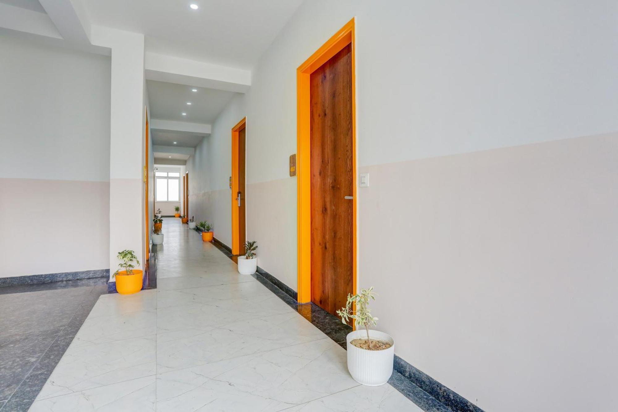 Super Townhouse Sector 69 Gurgaon Hotel Exterior foto